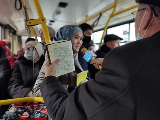 В Бишкеке прошла акция «Читающий троллейбус»