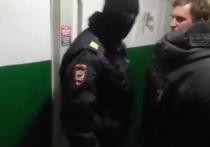 В Череповце 15 силовиков с помощью болгарки вскрыли квартиру активистки, которая распылила дихлофос в Законодательном собрании Вологодской области, выступая против QR-кодов