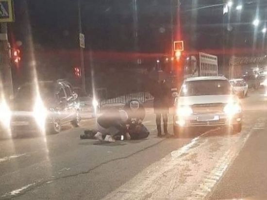 В Улан-Удэ пешеход, переходивший дорогу на красный свет, попал под машину