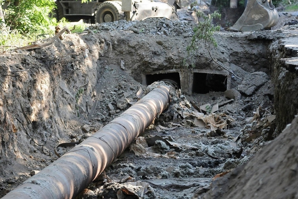 Екатеринбуржцы катаются на коньках во дворе, где прорвало трубу - МК  Екатеринбург