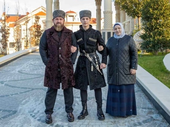 Кадыров показал обряд вступления сына в совершеннолетие