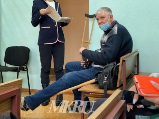 Читинский блогер Леха Кочегар* пришел в суд на костылях
