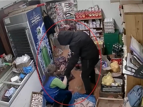 Братчанина, напавшего с топором на продавца магазина, ищет полиция