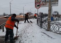 По поручению главы Астрахани Марии Пермяковой сегодня ночью сотрудники МУП «Чистый город»  вышли на подсыпку дорог и мостов