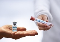 Вакцинация от коронавируса должна быть вне политики