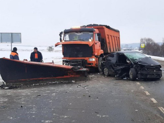 В Удмуртии водитель пострадал при столкновении с КамАЗом