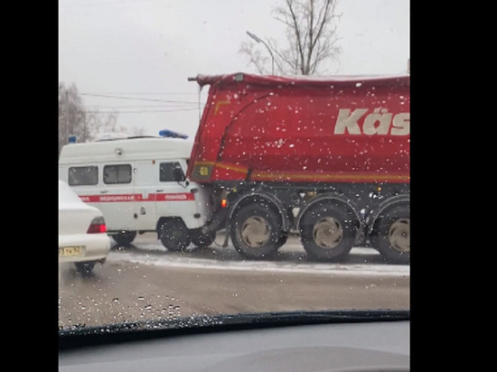 На Черновицкой в Рязани «скорая» врезалась в грузовик