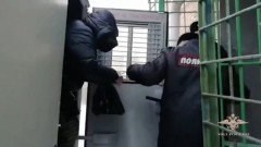 Кассиршу из Ачинска этапировали после суда в ИВС: видео следователей
