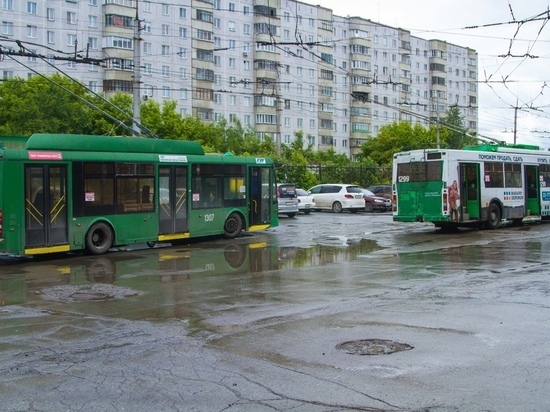 В Новосибирске СК возбудил дело после удара током женщины в троллейбусе