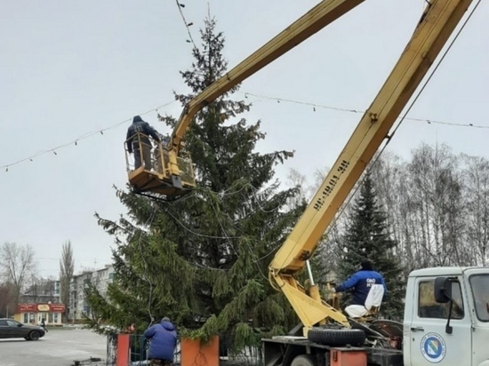 В Курске потушили пожар на елке у Дворца молодежи в Сеймском округе