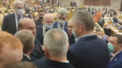 Появилось видео потасовки депутатов Госдумы из-за QR-кодов