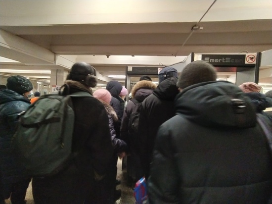 Новосибирцы жалуются на очереди в метро из-за неработающих турникетов