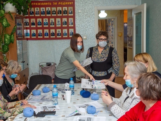 Магниты-памятки о мошенничестве подарили пенсионерам в Салехарде