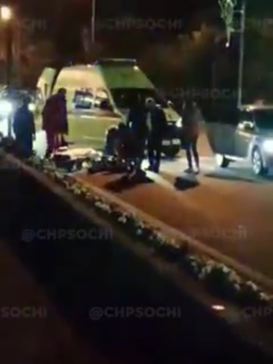 В центре Сочи на мужчину наехал автомобиль