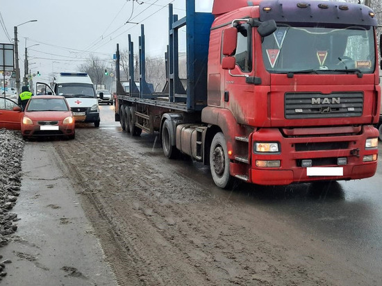 В Рязани 38-летняя водитель Kia Rio пострадала в столкновении с фурой