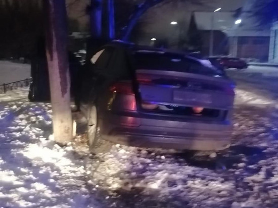 Ночью 17 декабря в Рязани неизвестный на Audi Q8 врезался в дерево