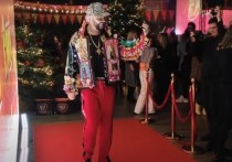 Популярный певец Филипп Киркоров удивил публику, появившись на премьере фильма «Елки-8» в необычном наряде