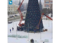 На главной новогодней площади Йошкар-Олы возводится ледовый городок.