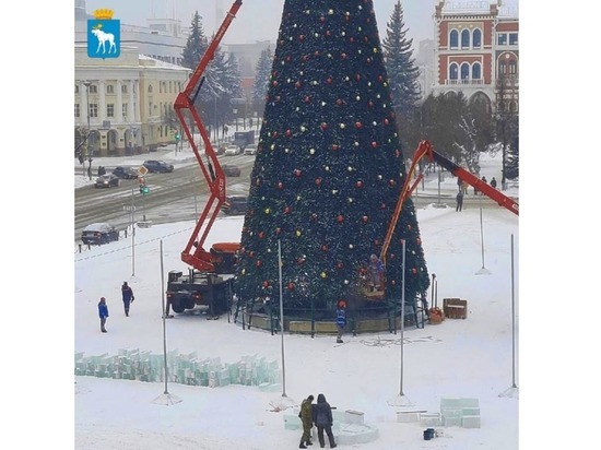 На площади Ленина в Йошкар-Оле строится ледовый городок