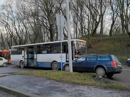 На Литовском валу в Калининграде автомобиль выехал на встречку и врезался в автобус