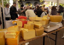 На полках российских магазинов сегодня представлен широкий ассортимент сыров по разным ценам