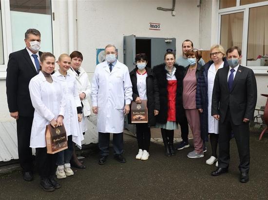Депутаты ЗСК оказали продовольственную помощь медучреждениям Кубани