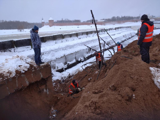 Заброшенную набережную принялись демонтировать в Великом Новгороде