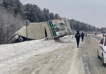 Днем 17 декабря на 20 километре трассы Серов-Североуральск-Ивдель произошло лобовое столкновение между легковым автомобилем «Фиат Альбеа» и грузовиком «Скания»