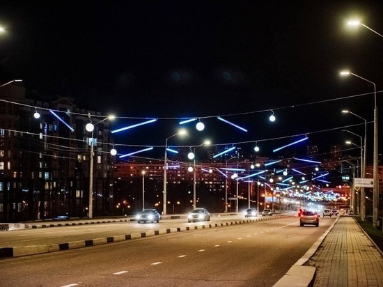 Белгородцам рассказали, почему мост по проспекту Ватутина к новому году украсили не полностью