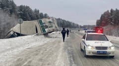 Смертельное лобовое столкновение грузовика и легковушки в Свердловской области