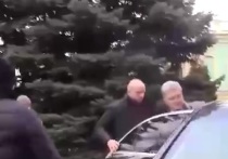 Следователи Государственного бюро расследований (ГБР) Украины предприняли неудачную попытку вручить повестку о вызове бывшему президенту страны Петру Порошенко