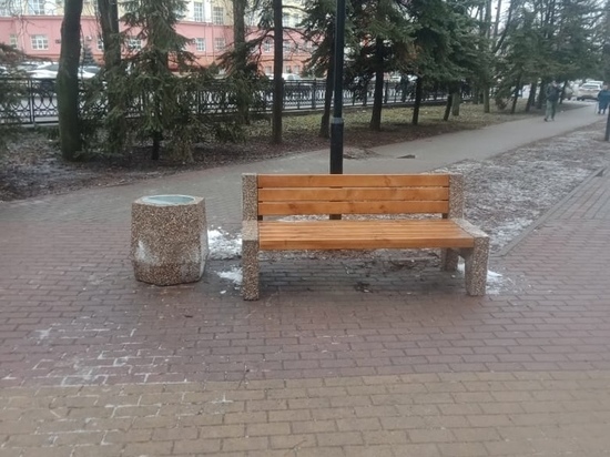 В сквере возле курской филармонии заменили лавочки