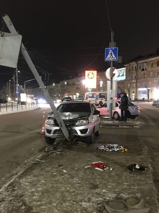 В Омске водитель «Лады» наехал на пешехода и светофор у «Кристалла»