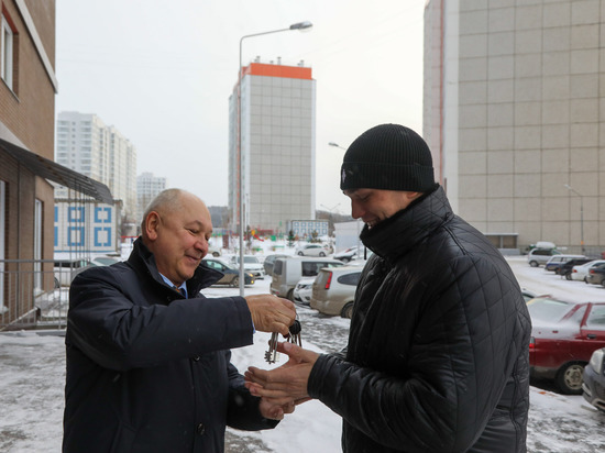 Чемпион мира по боксу Марк Петровский получил ключи от квартиры в Красноярске