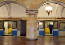 Москвичка сфотографировала часть барельефа станции «Давыдково», где, по ее мнению, изображен гуманоид