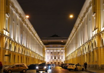 В центре Петербурга отреставрировали фасады зданий архитектурного ансамбля на улице Зодчего Росси. Объем затрат на это в 2021 году составил более 240 миллионов рублей.