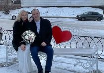 Около ЗАГСа Кировского района Красноярска появилась скамейка для влюбленных