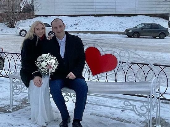 Скамейка для влюбленных появилась в Красноярске в Кировском районе возле ЗАГСа