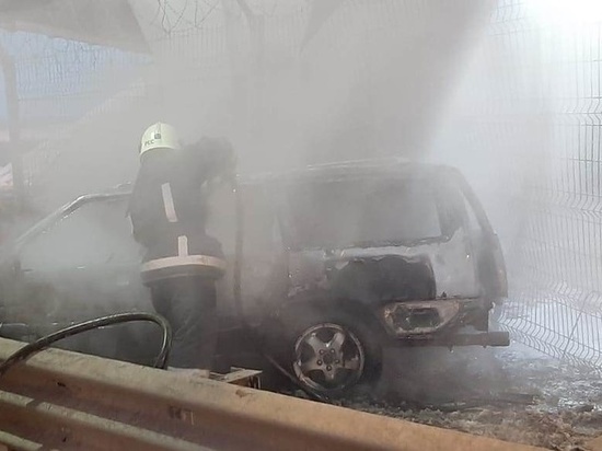 Под развязкой КАД в Красносельском районе сгорел Volvo