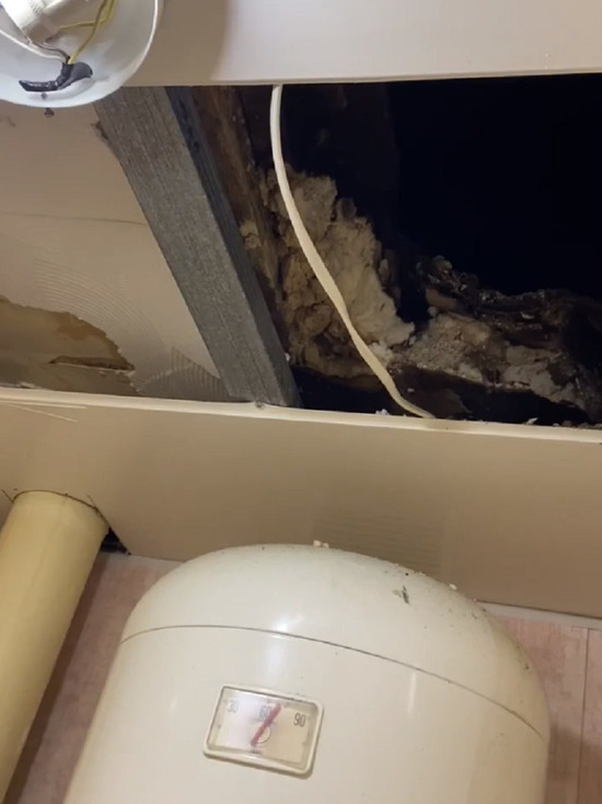Осадки в виде мужиков: в Лабытнанги ночью пьяный бомж упал с потолка в туалет к женщине