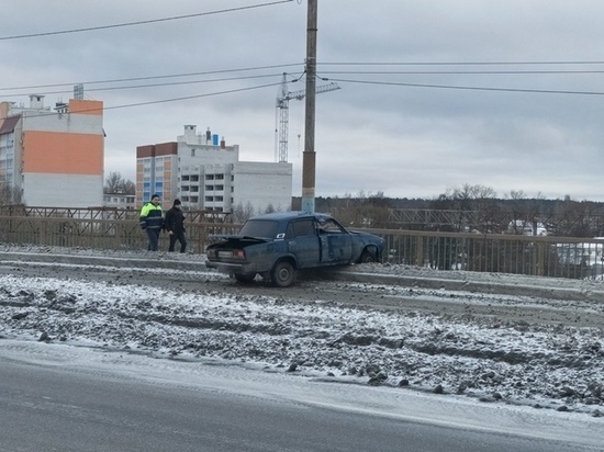 В Брянске перевернулись на мосту «Жигули»