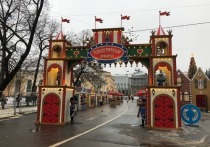 Рождественская ярмарка начала работать на Манежной площади. До 9 января горожане и гости Петербурга смогут посетить три фотозоны, прокатиться на карусели и отведать праздничных лакомств.