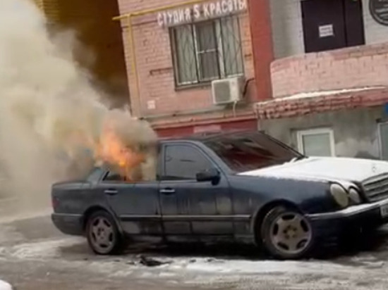 В центре Рязани загорелся автомобиль Mercedes
