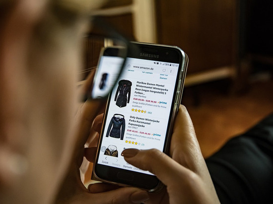 Смолянка не заподозрила в покупателе одежды афериста и потеряла деньги