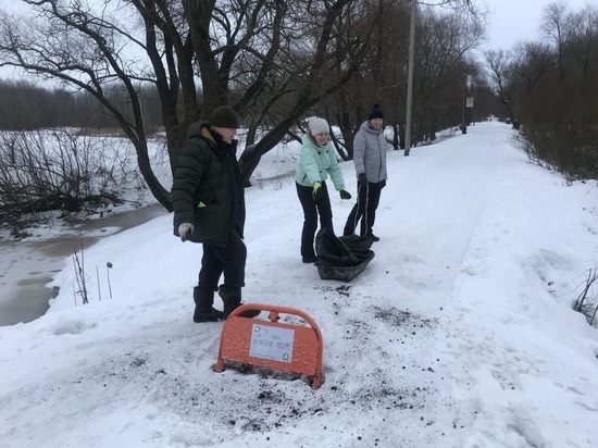 Жители Великого Новгорода борются со скользкими дорожками с помощью кофе