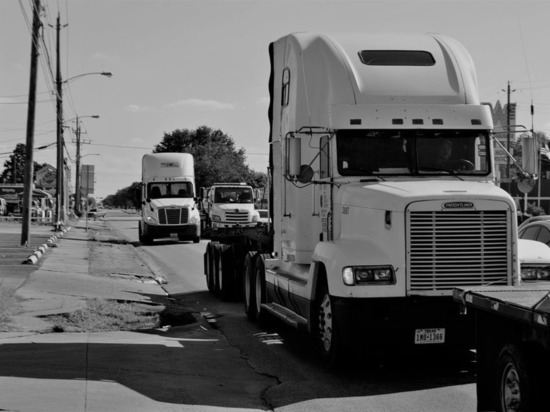 Двое смолян стащили запасное колесо от грузовика и продали его