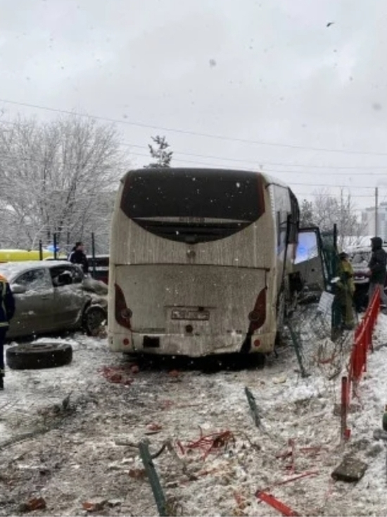 В Саратове в ДТП попал автобус, шесть человек пострадали