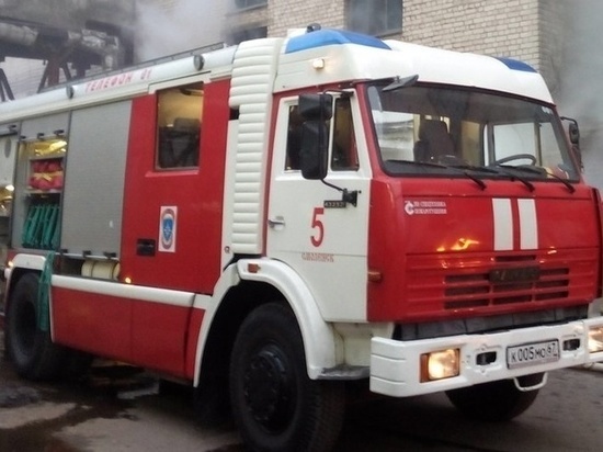 В Смоленске пожарные тушили недостроенный дом