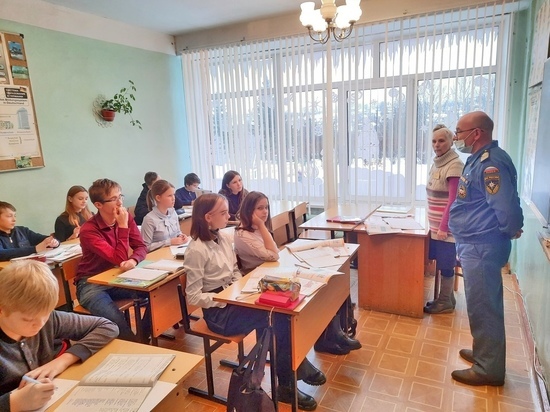 Смоленские спасатели рассказали школьникам об опасности ледяной воды