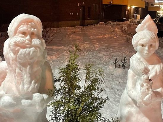 Жители украсили Всеволожск снежной скульптурой Деда Мороза и Снегурочки